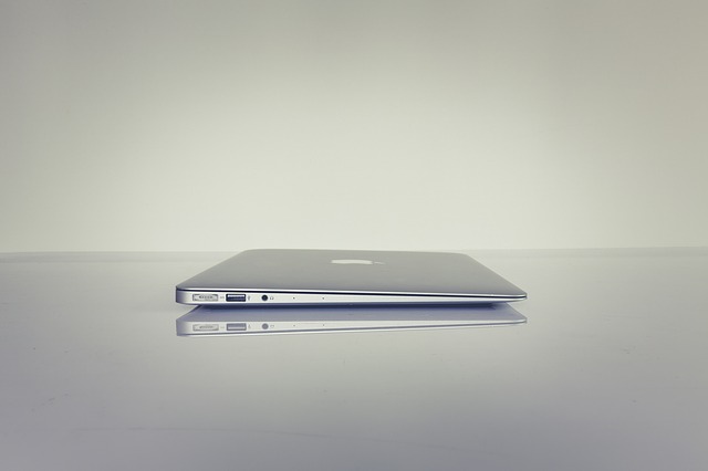 zavřený notebook z boku